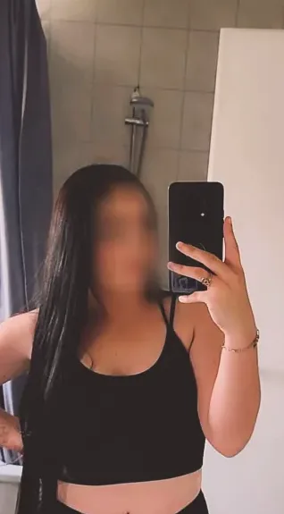 Sandra, 28